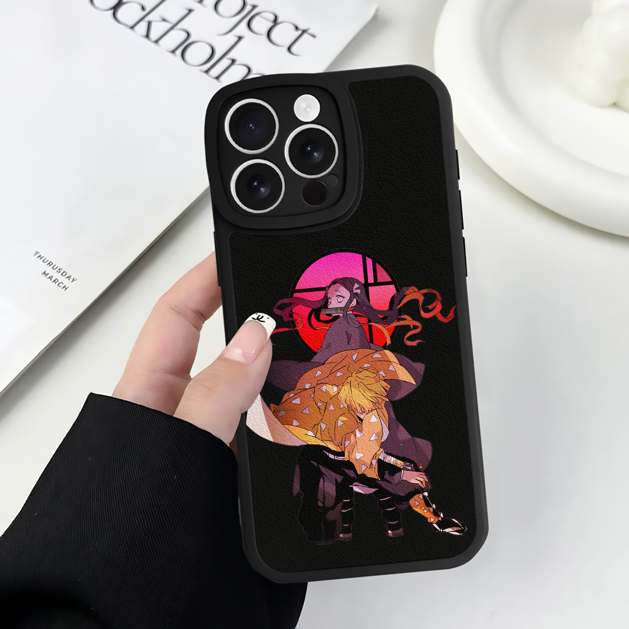 （画像用） 鬼滅の刃（きめつのやいば）我妻 善逸／あがつま ぜんいつ Agatsuma Zenitsu 【iPhone 16シリーズ対応】シリコンスマホケース（レザー調） 材質：シリコン